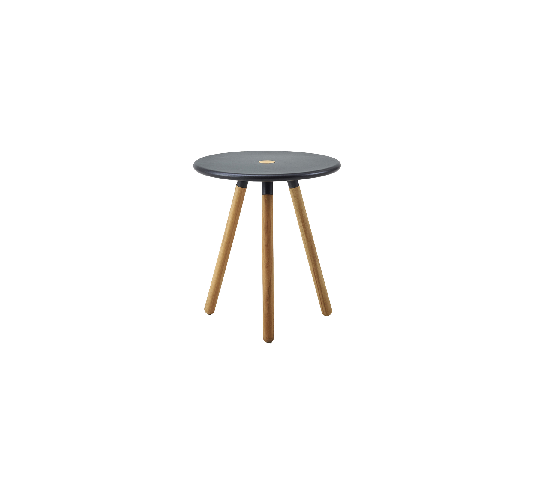 Une petite table d'appoint moderne avec un dessus rond foncé et trois pieds en bois, offrant une touche élégante à tout espace.