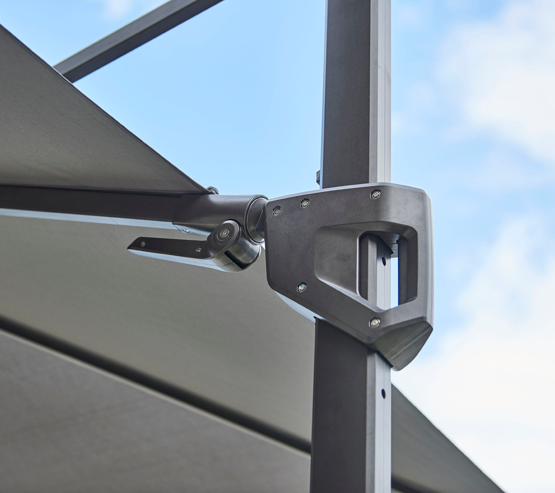 Fixation matérielle ajustable pour une structure d'ombre, mettant en avant un design métallique élégant et une mécanique fonctionnelle.
