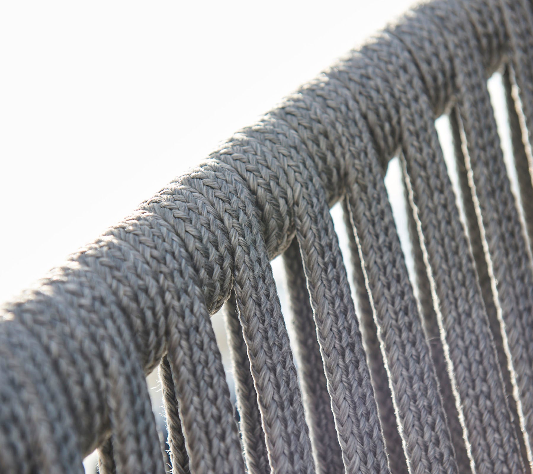 Gros plan des détails de corde grise, mettant en avant la texture et le motif d'un design tissé.