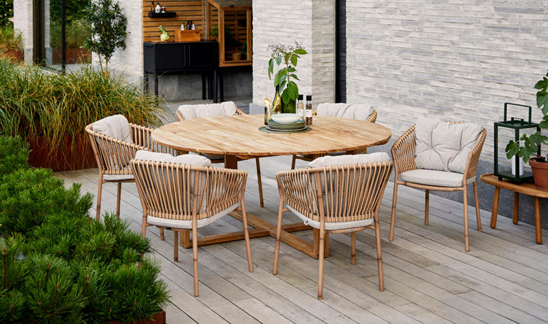 Gather your friends around the Endless table and have a comfortable evening in the Ocean chairs