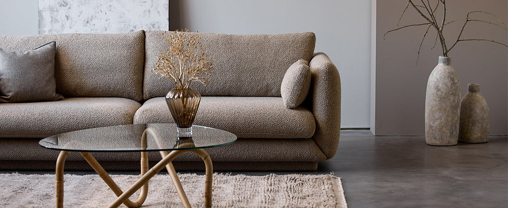 Photo de couverture du canapé Bloom 3 places en tissu Kimi-Flair couleur taupe, avec la table basse Wave à l’avant