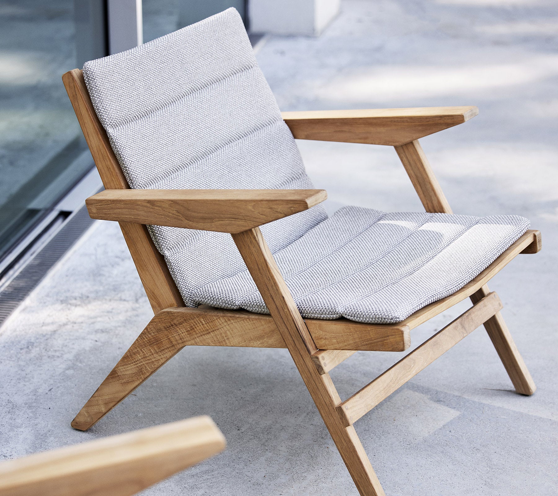 Chaise longue élégante avec cadre en bois et siège rembourré, conçue pour le confort et la détente.