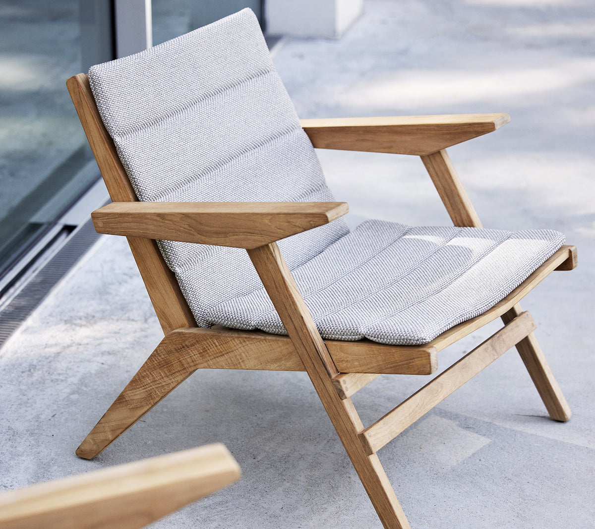 Chaise longue élégante avec cadre en bois et siège rembourré, conçue pour le confort et la détente.