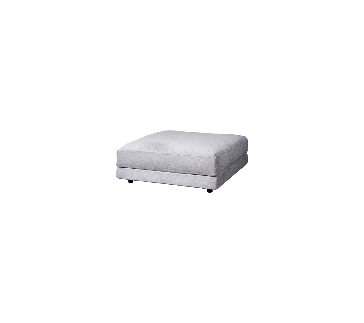 Ottoman en velours gris clair de forme carrée et au design simple, avec une surface lisse et un rembourrage subtil.
