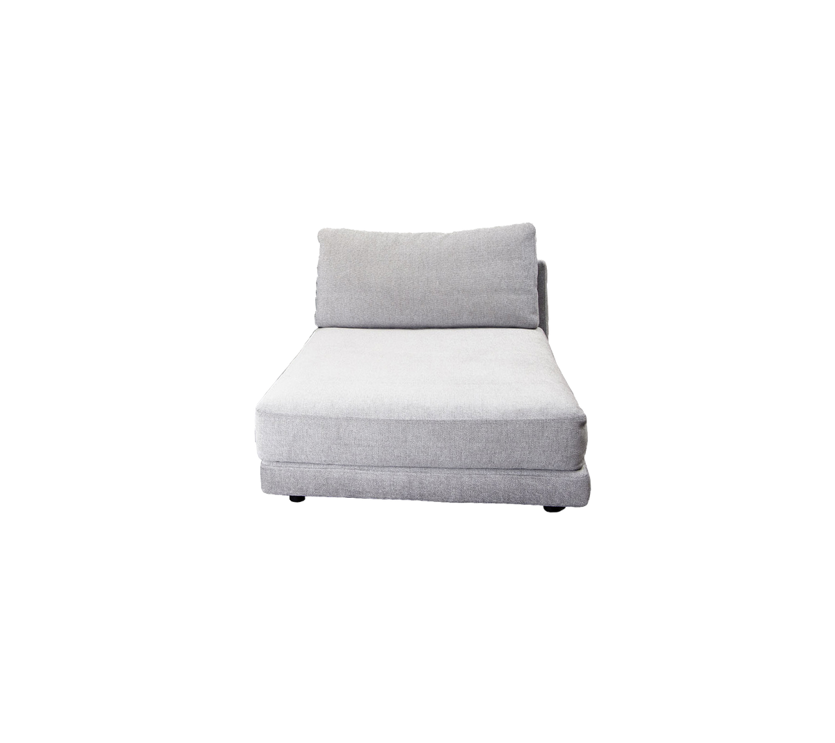 Chaise longue gris clair au design minimaliste et à dossier moelleux pour un confort supplémentaire. Parfaite pour la détente et les loisirs.