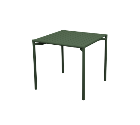 Table carrée avec une surface en lattes et des pieds robustes verts, conçue pour une utilisation polyvalente dans divers environnements.