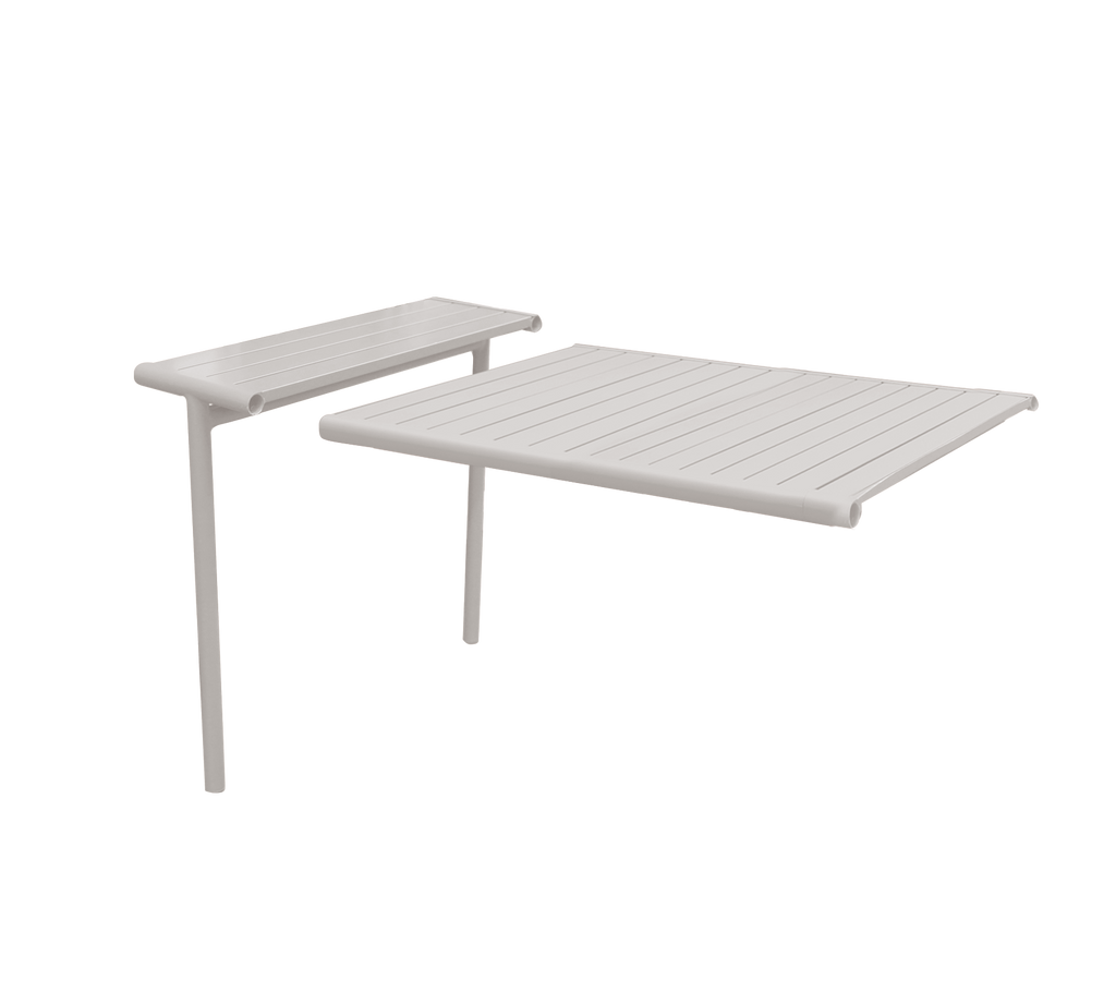 Plaque d'extension en aluminium semi-brillant de couleur sable pour des configurations de repas en plein air adaptables.