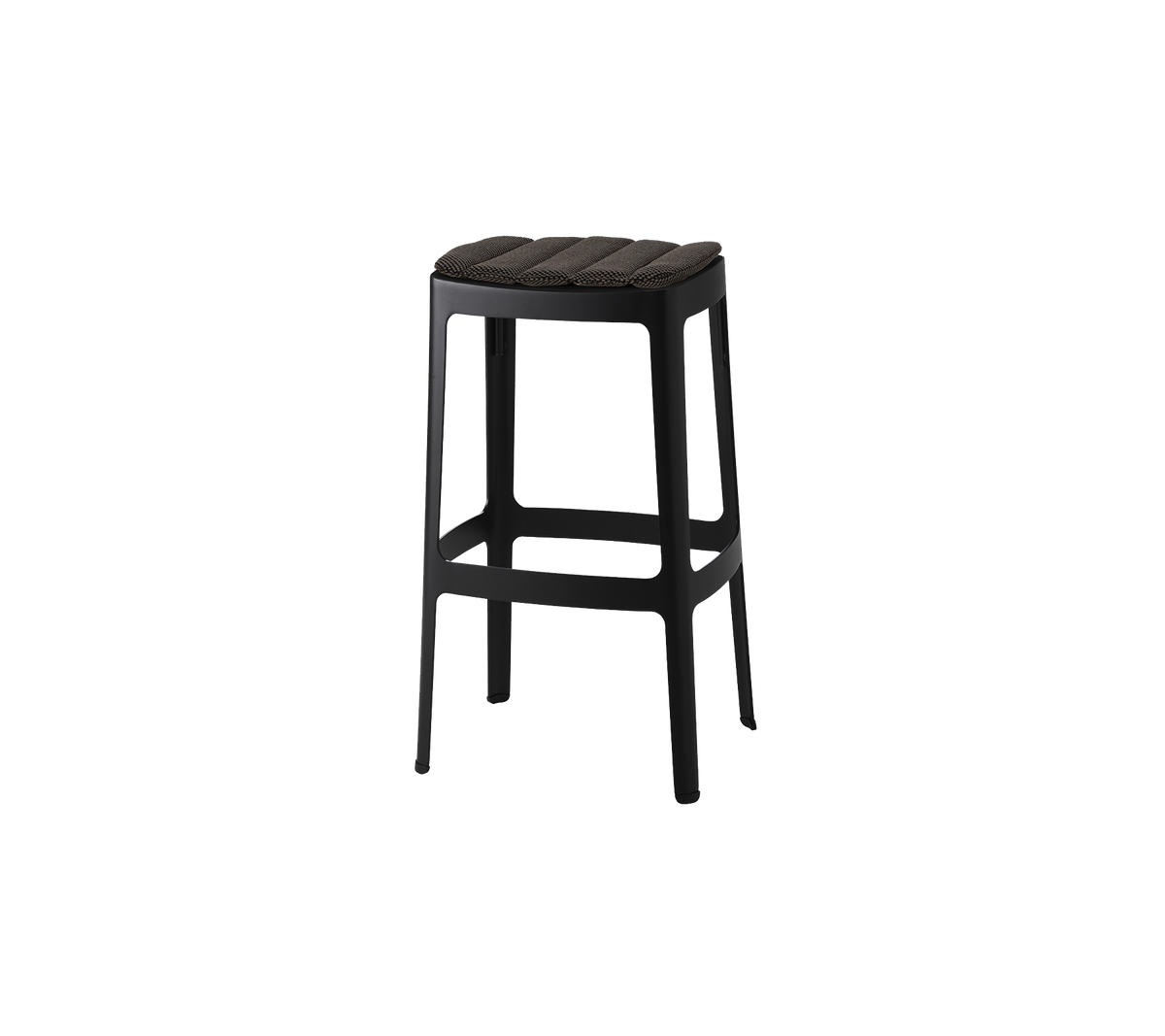 Un élégant tabouret de bar noir avec un siège à lattes et des pieds robustes, conçu pour le confort et le style. Idéal pour des environnements modernes.