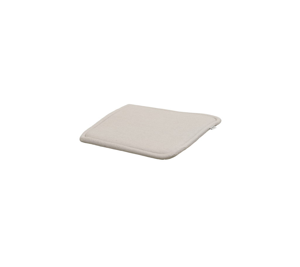 Coussin carré en sable avec un design doux.