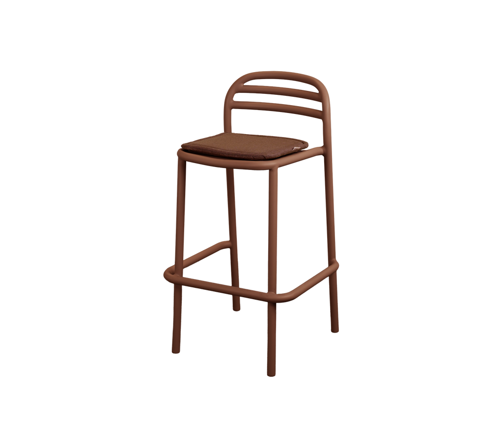 Tabouret de bar moderne avec un coussin rouge désert.