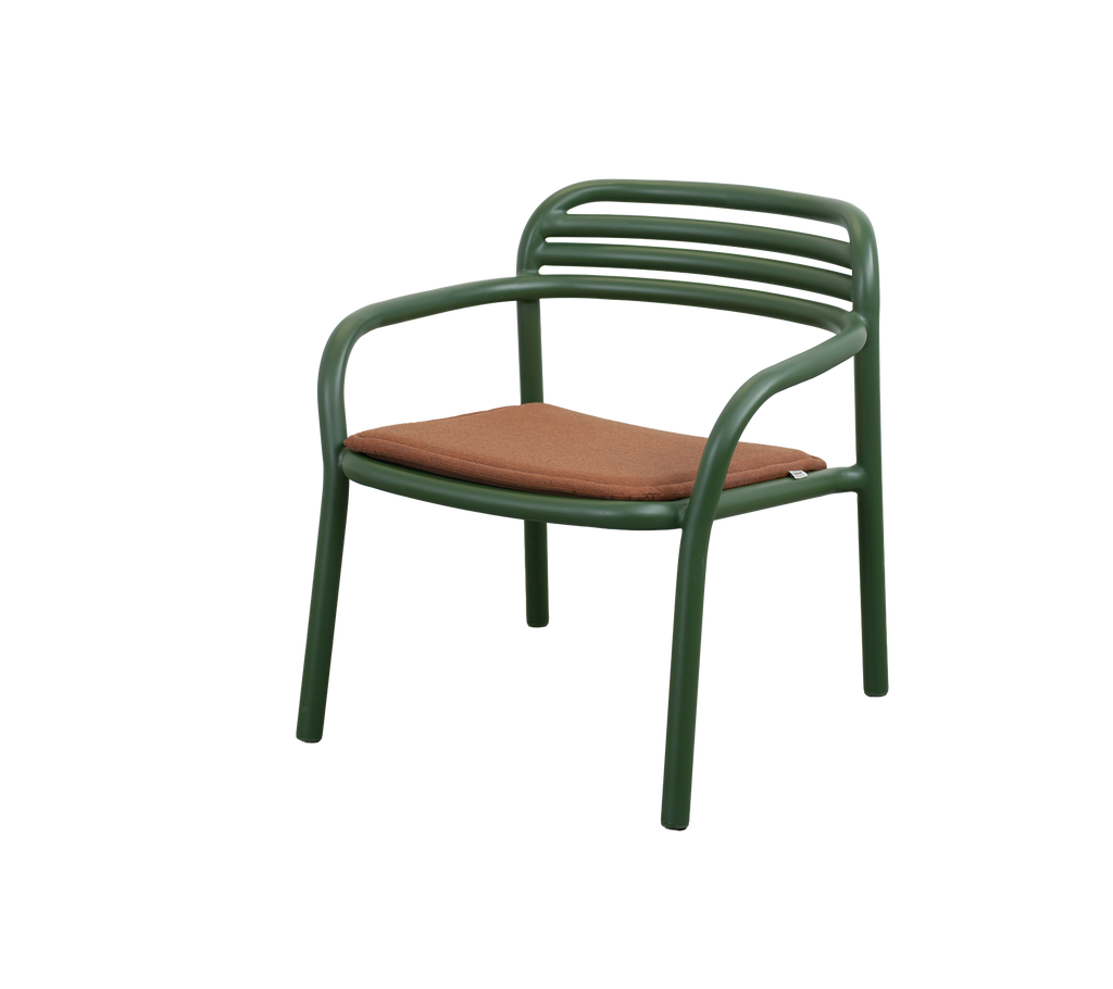 Chaise moderne avec un cadre vert foncé et un coussin rouge désert.