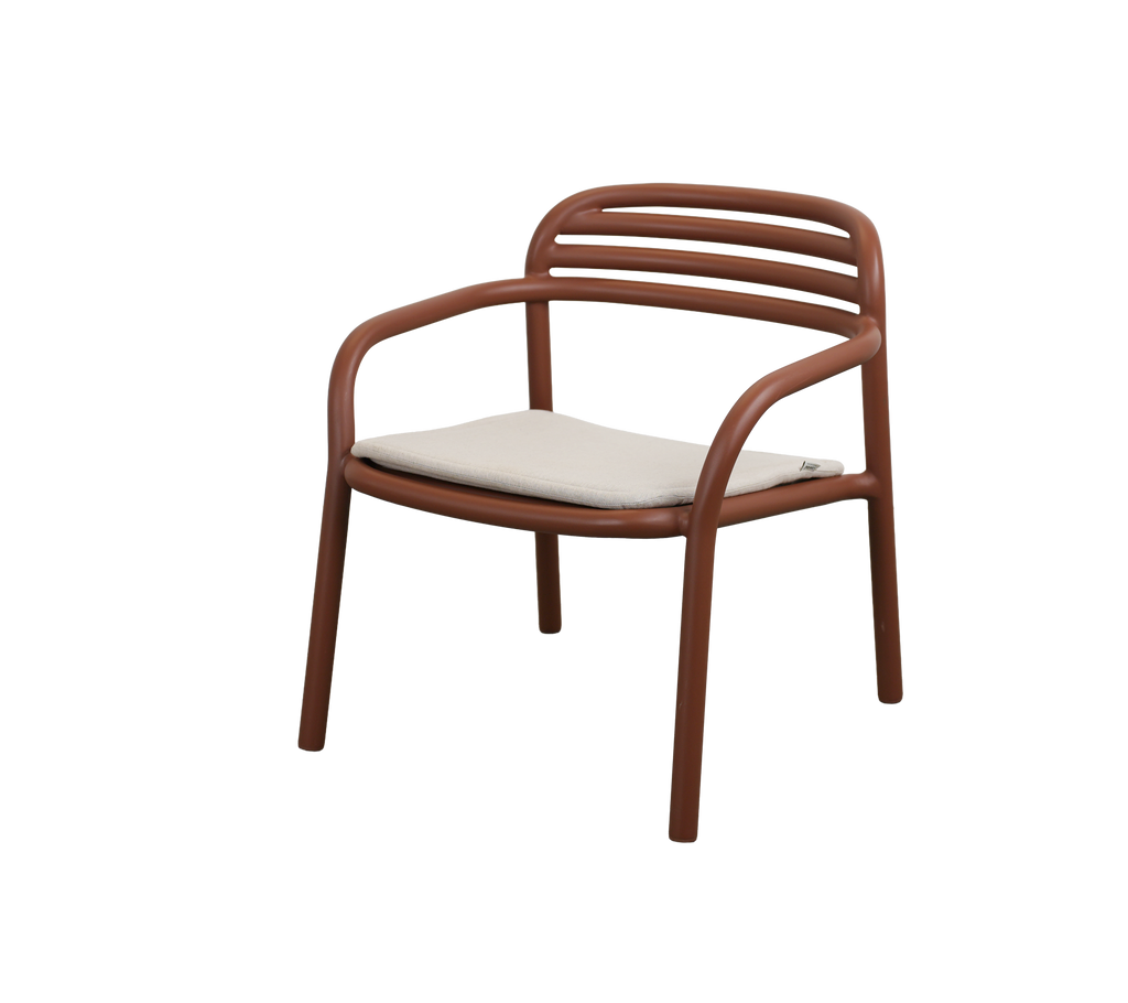 Chaise rouge désert moderne avec un coussin en sable.