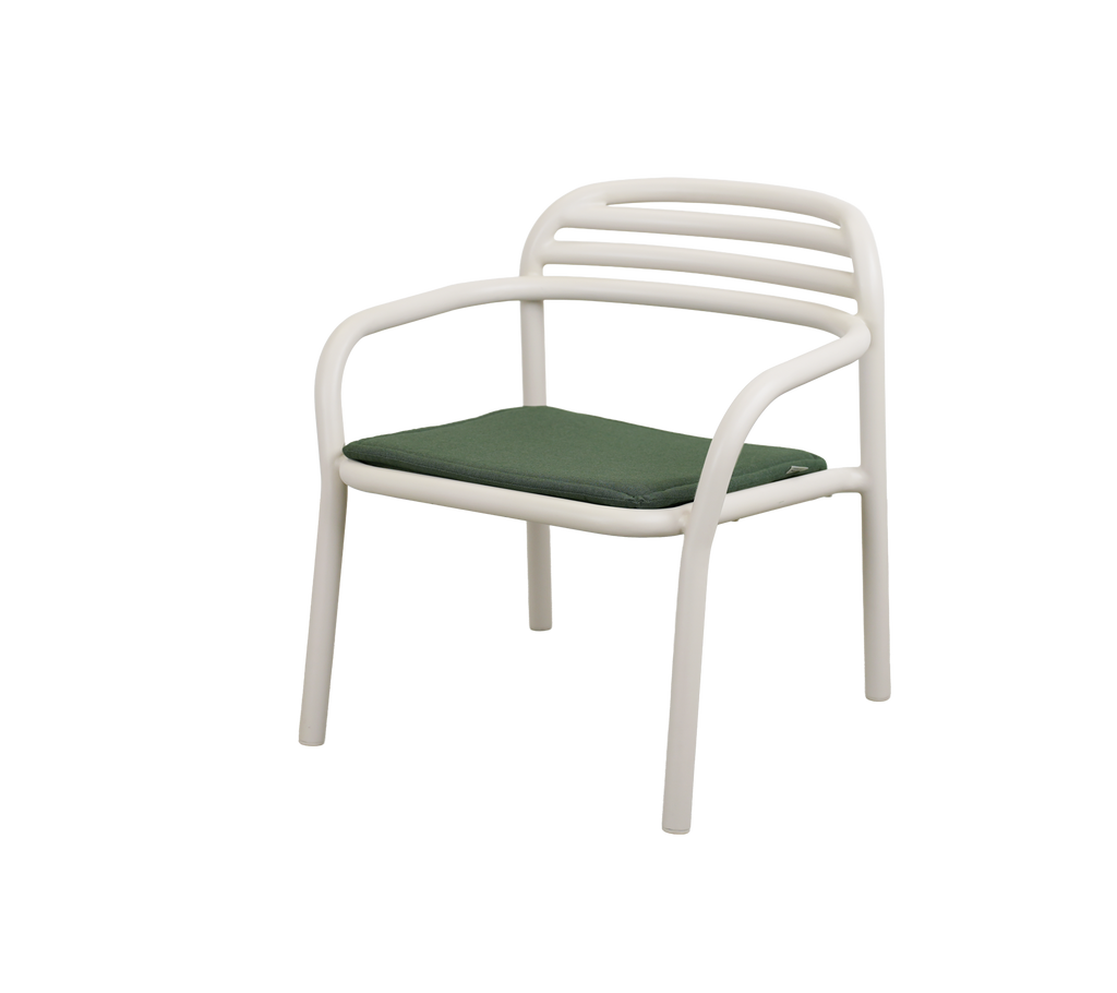 Chaise moderne avec un coussin vert clair.