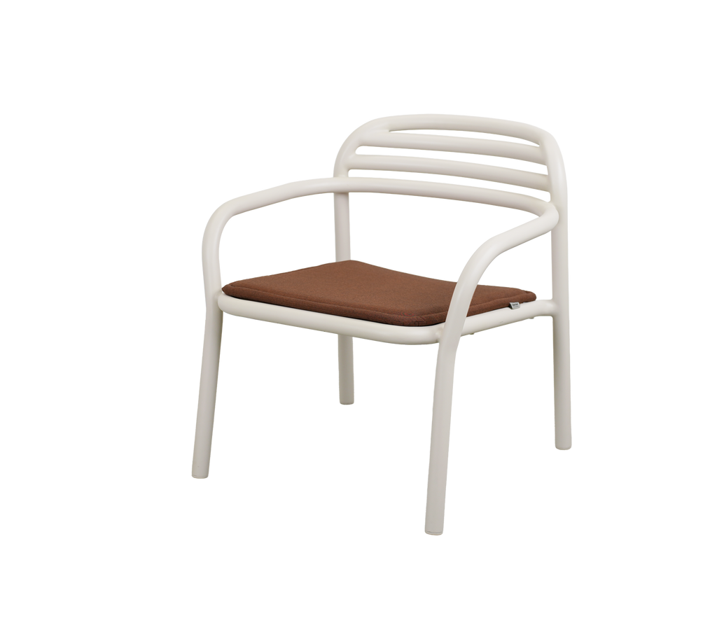 Chaise moderne avec un coussin marron, présentant un design minimaliste.