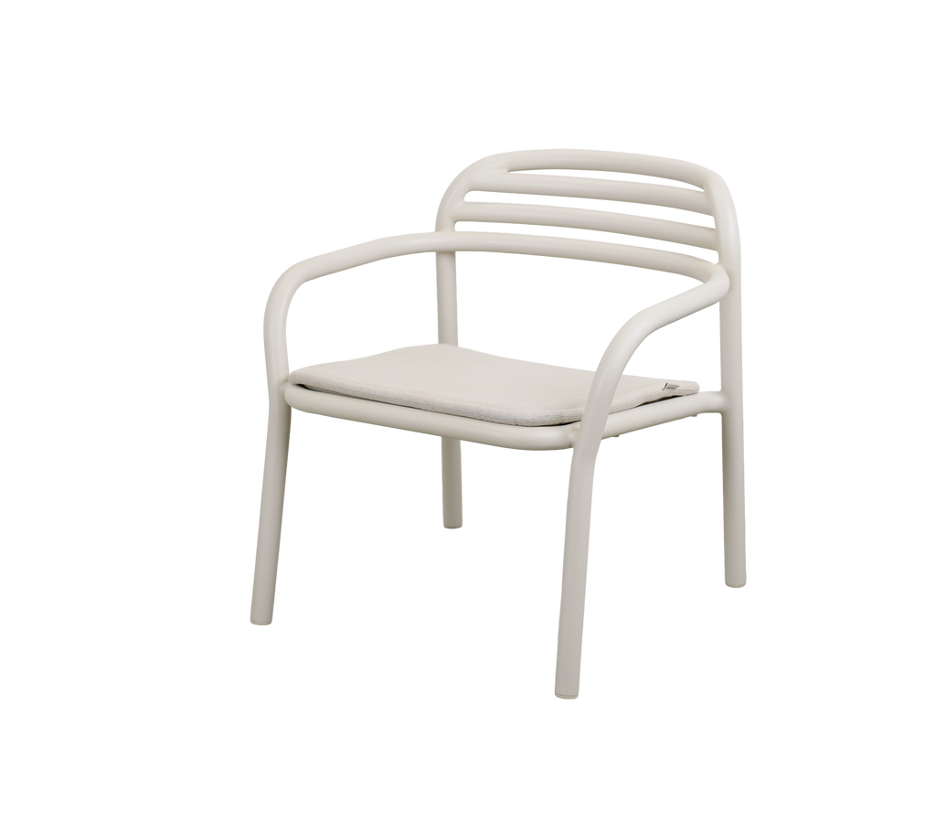 Chaise moderne couleur sable avec un design simple et un dossier à lames.