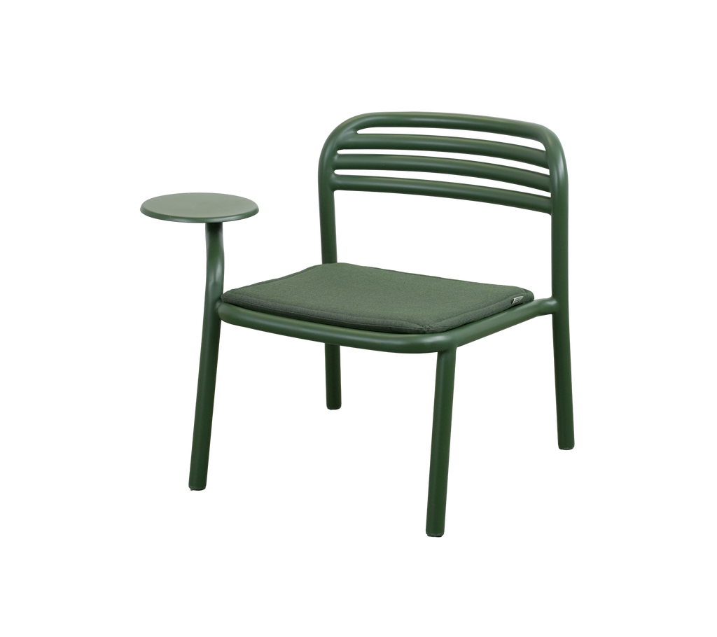 Chaise vert foncé avec une table d'appoint dans un design moderne.