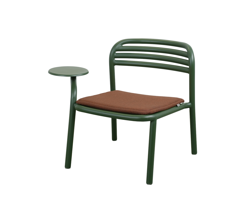 Chaise moderne avec cadre vert foncé et coussin rouge désert.