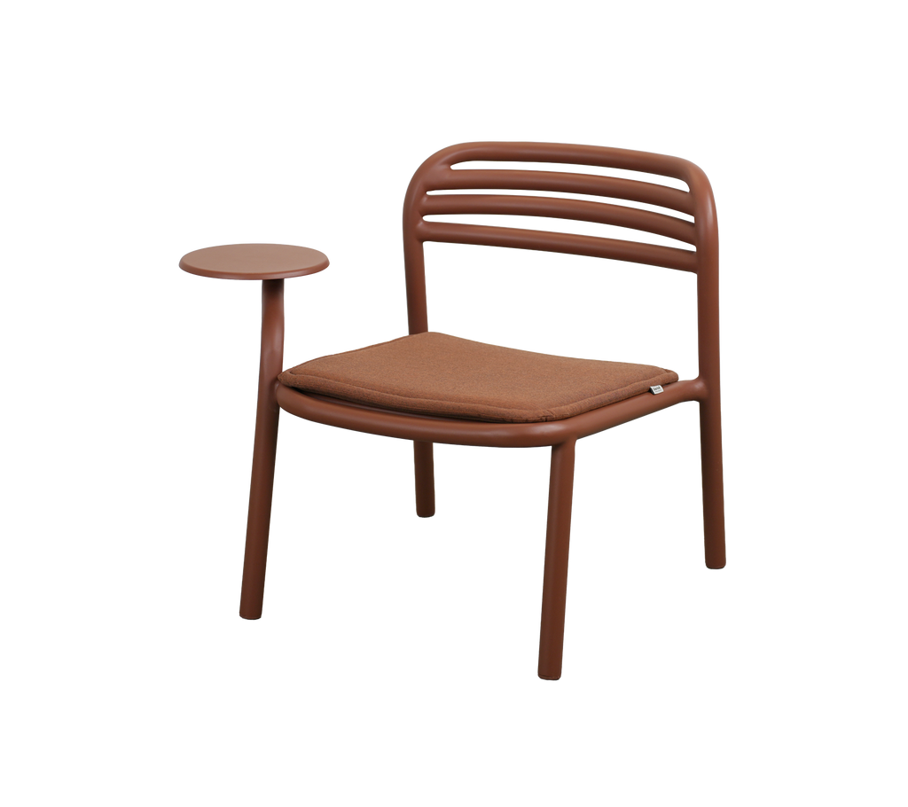 Chaise moderne en rouge désert avec une petite table d'appoint.