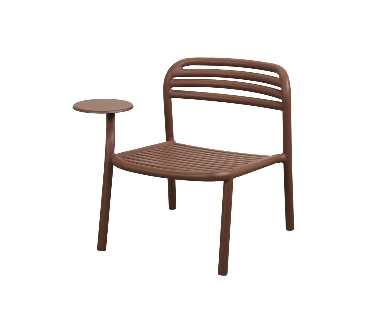 Chaise rouge désert avec table d'appoint dans un design moderne.