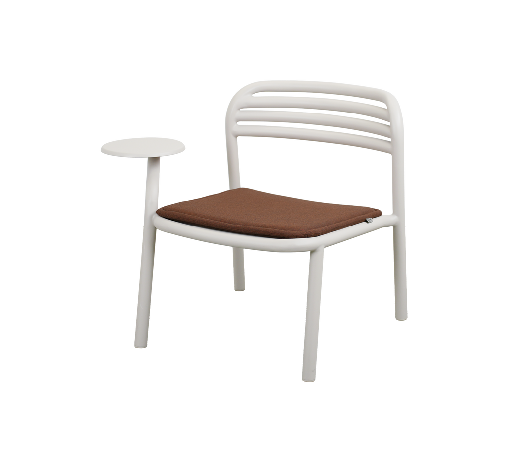 Chaise blanche moderne avec un coussin marron et une table d'appoint.