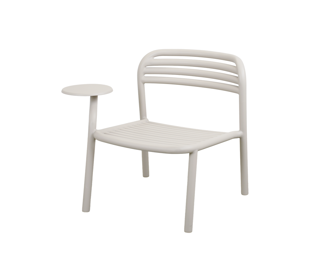 Chaise moderne de couleur sable avec une table d'appoint attachée.