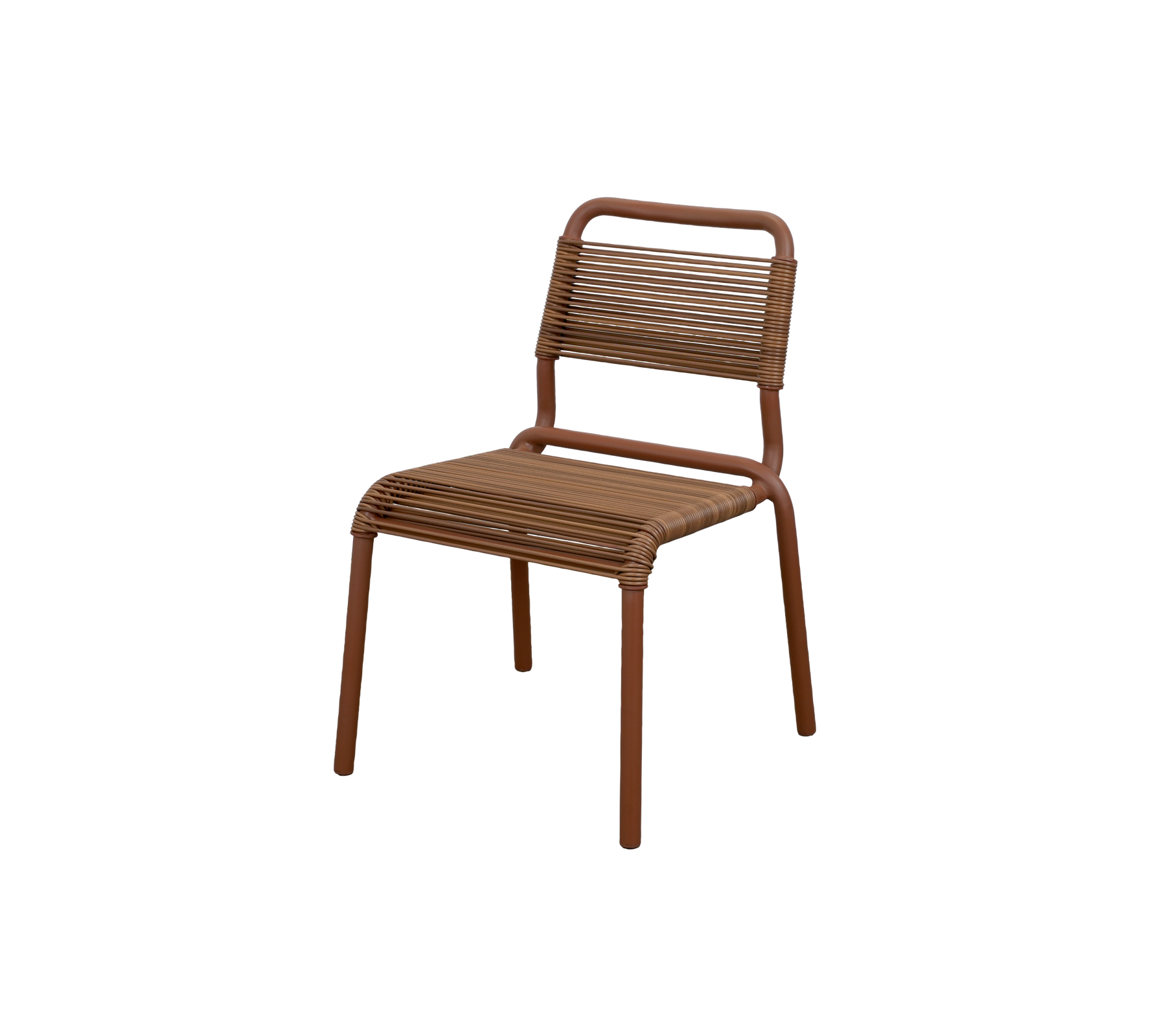 Chaise brune au design simple et au dossier à lattes.