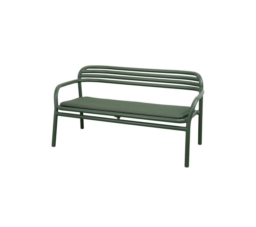 Banc vert foncé avec coussin vert clair dans un cadre de salon moderne.