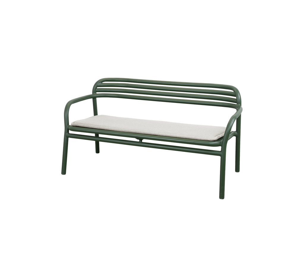 Banc vert foncé avec coussin de sable dans un cadre de salon moderne.