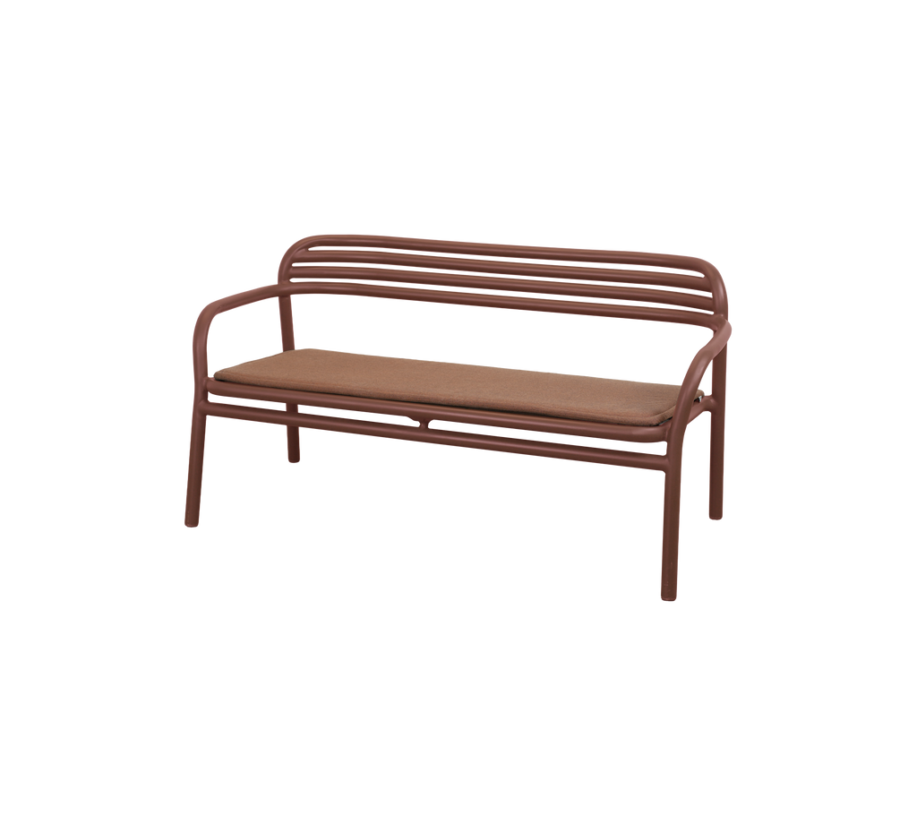 Banc rouge désert avec un design simple et un siège rembourré.