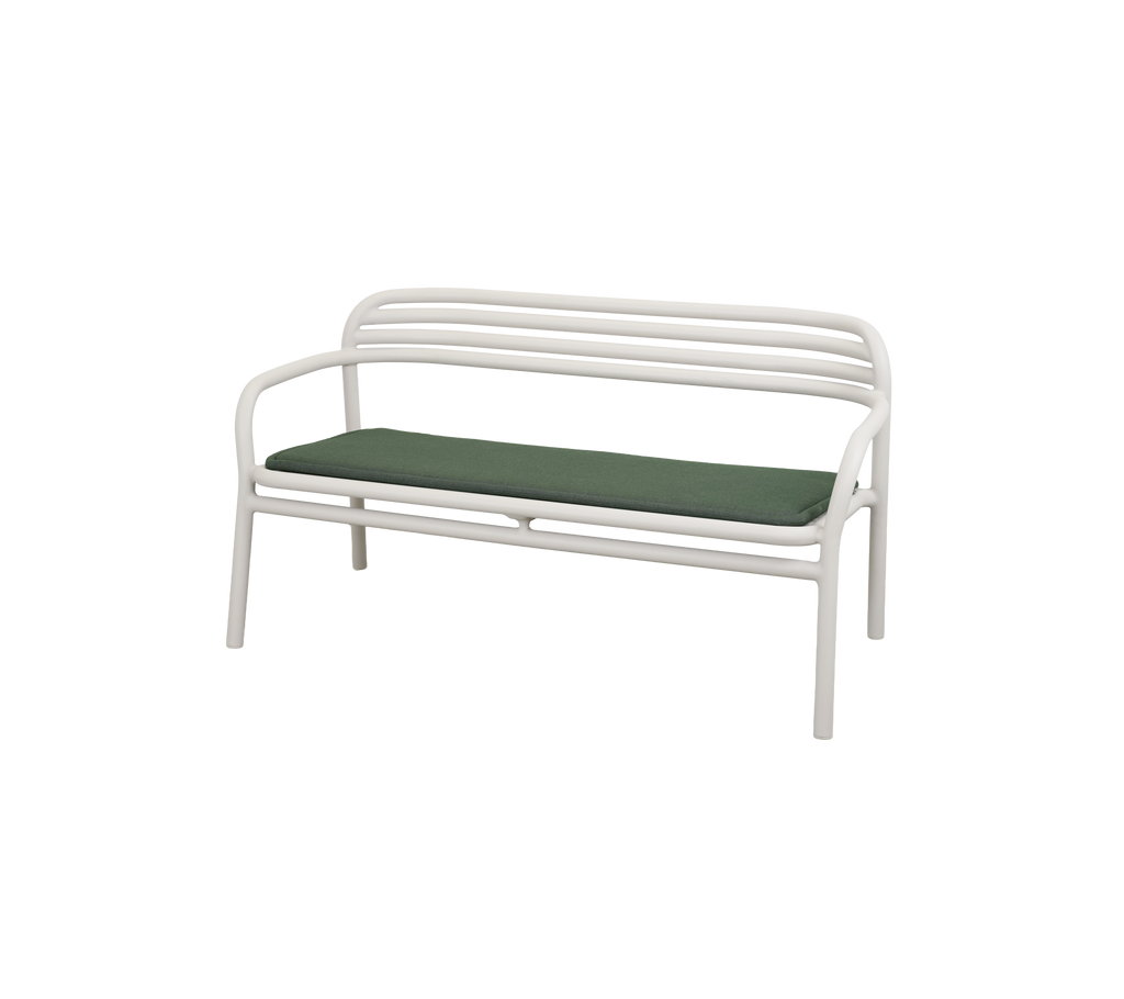 Banc moderne avec coussin vert clair.