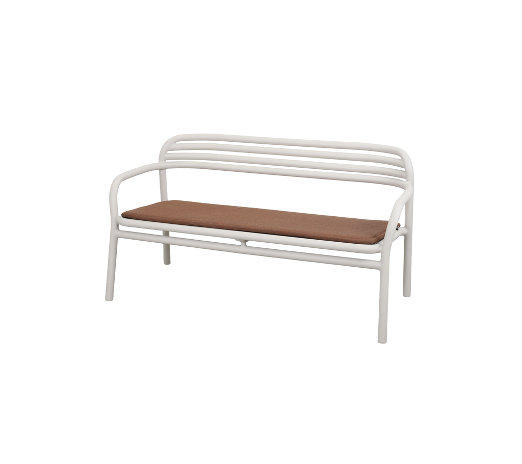Un banc avec un coussin brun.