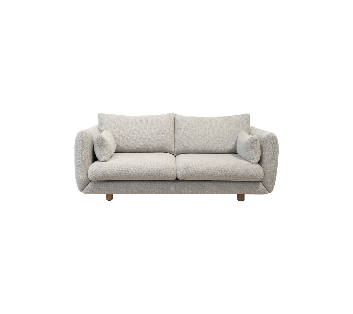 Canapé gris clair confortable avec des accoudoirs arrondis et deux coussins assortis, reposant sur des pieds en bois. Un ajout élégant à tout espace de vie.