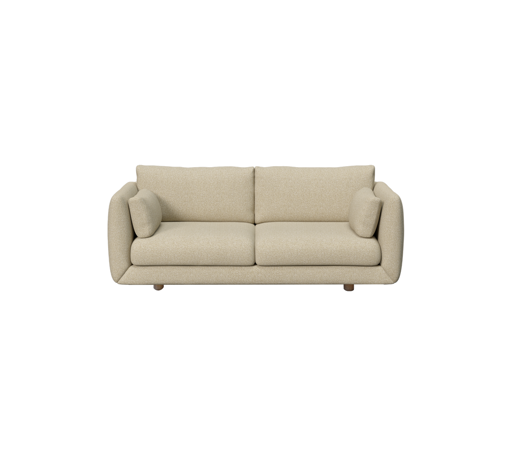 Sofa moderne brun clair avec accoudoirs arrondis et coussins.