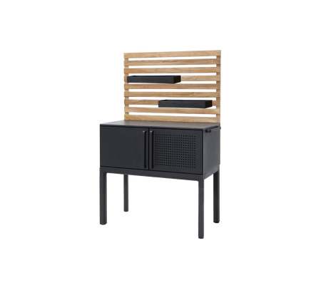 Armoire élégante avec une étagère en bois à lattes et une base noire sleek avec des portes et des détails perforés pour le rangement et l'affichage.