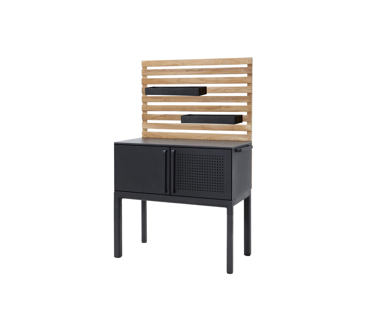 Armoire élégante avec une étagère en bois à lattes et une base noire sleek avec des portes et des détails perforés pour le rangement et l'affichage.