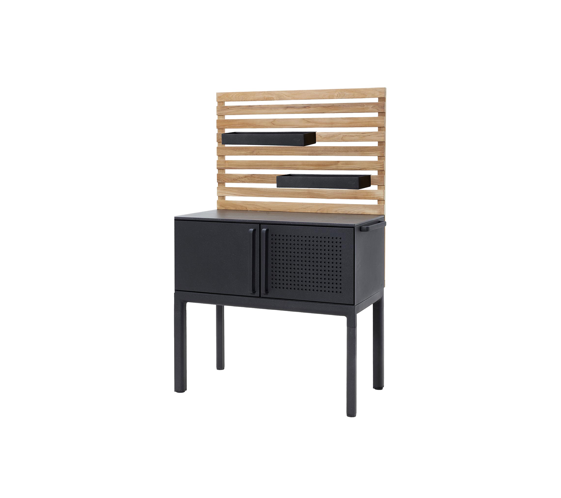 Armoire élégante avec une étagère en bois à lattes et une base noire sleek avec des portes et des détails perforés pour le rangement et l'affichage.