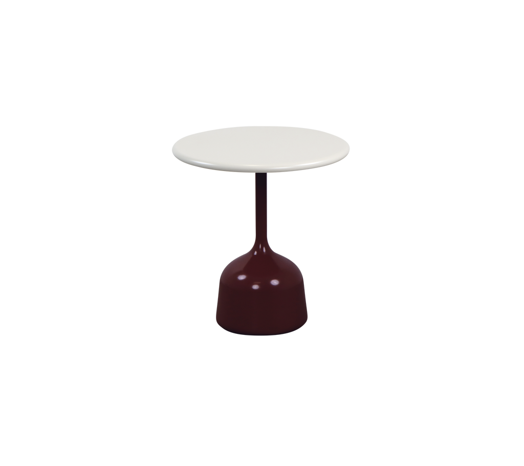 Tableau bordeaux moderne avec un plateau blanc dans un cadre de salon.