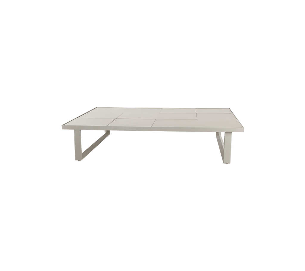 Table moderne de couleur sable avec un design minimaliste.