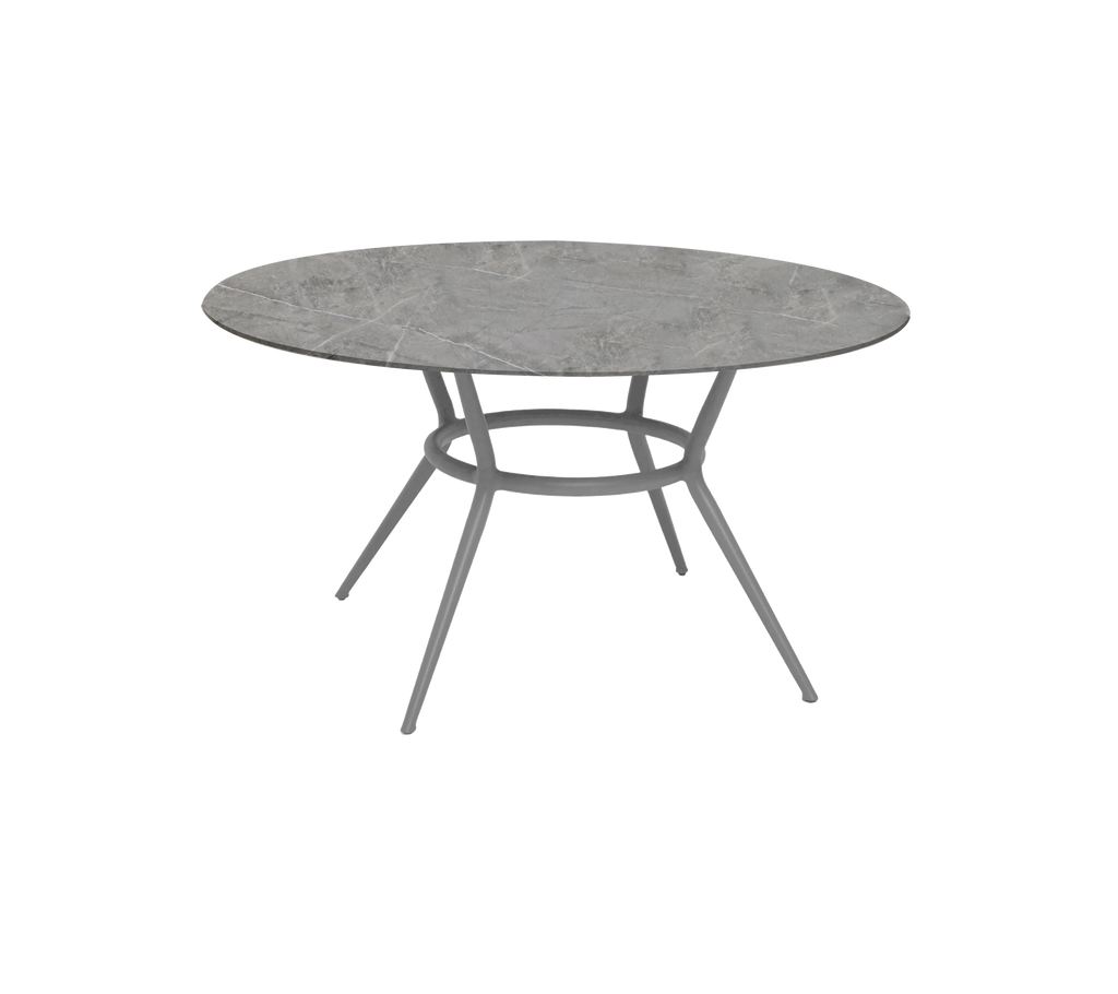 Table ronde gris clair au design minimaliste.