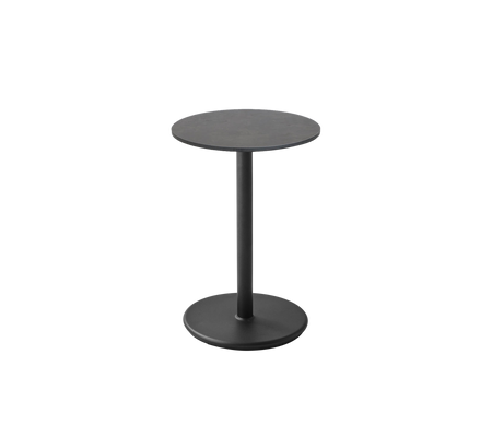 Une table d'appoint noire élégante avec un dessus circulaire et une base robuste, parfaite pour un styling polyvalent dans divers espaces.