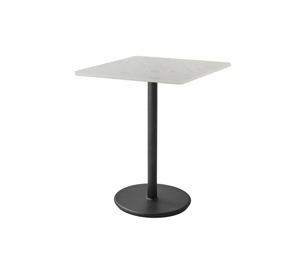Table carrée avec un plateau clair et une base noire.
