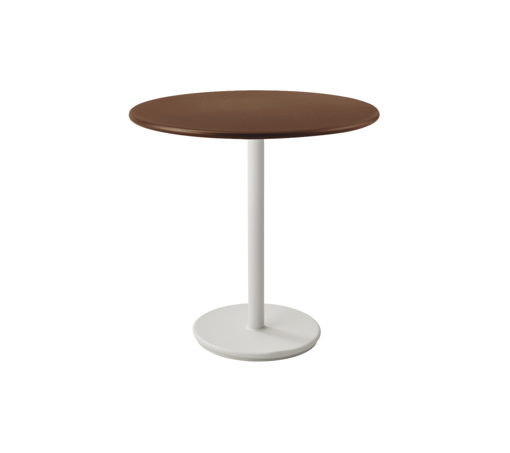 Table ronde brune avec une base de pedestal blanche.