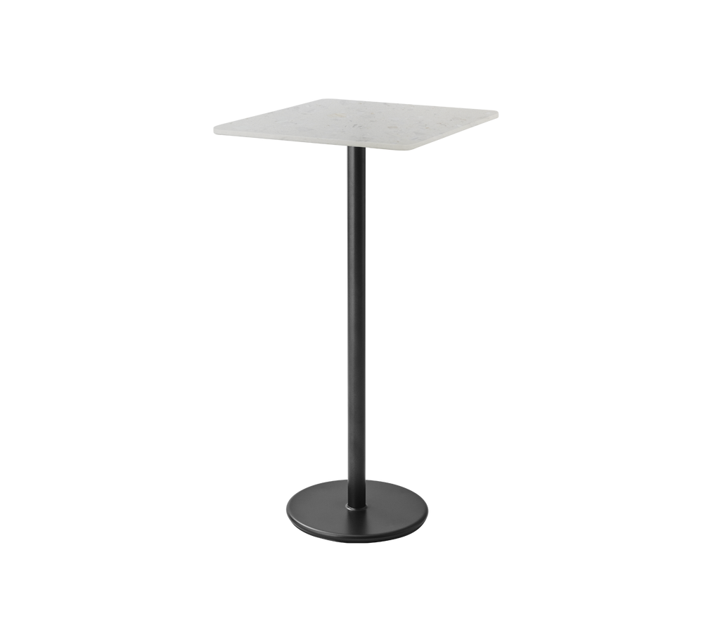 Une table haute avec un plateau carré et une base noire.