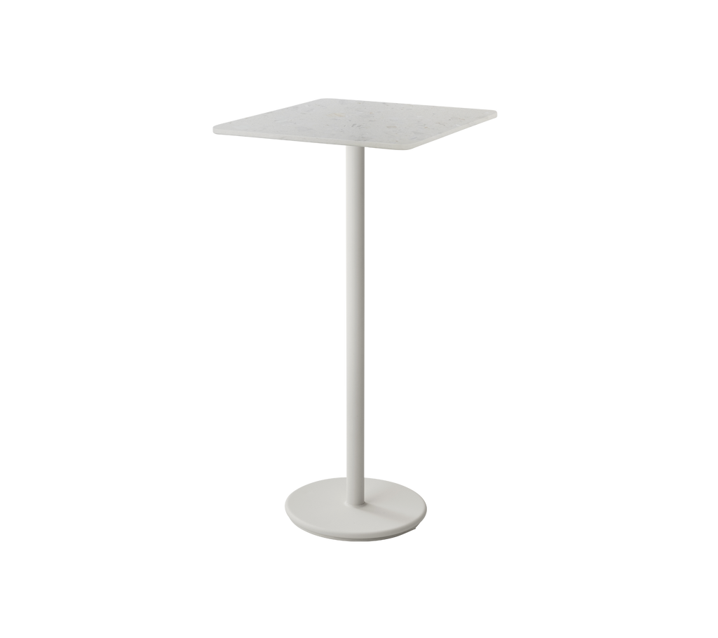 Table blanche moderne avec un design épuré.