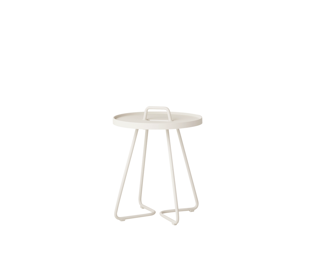 Table d'appoint en sable au design minimaliste et aux lignes épurées.