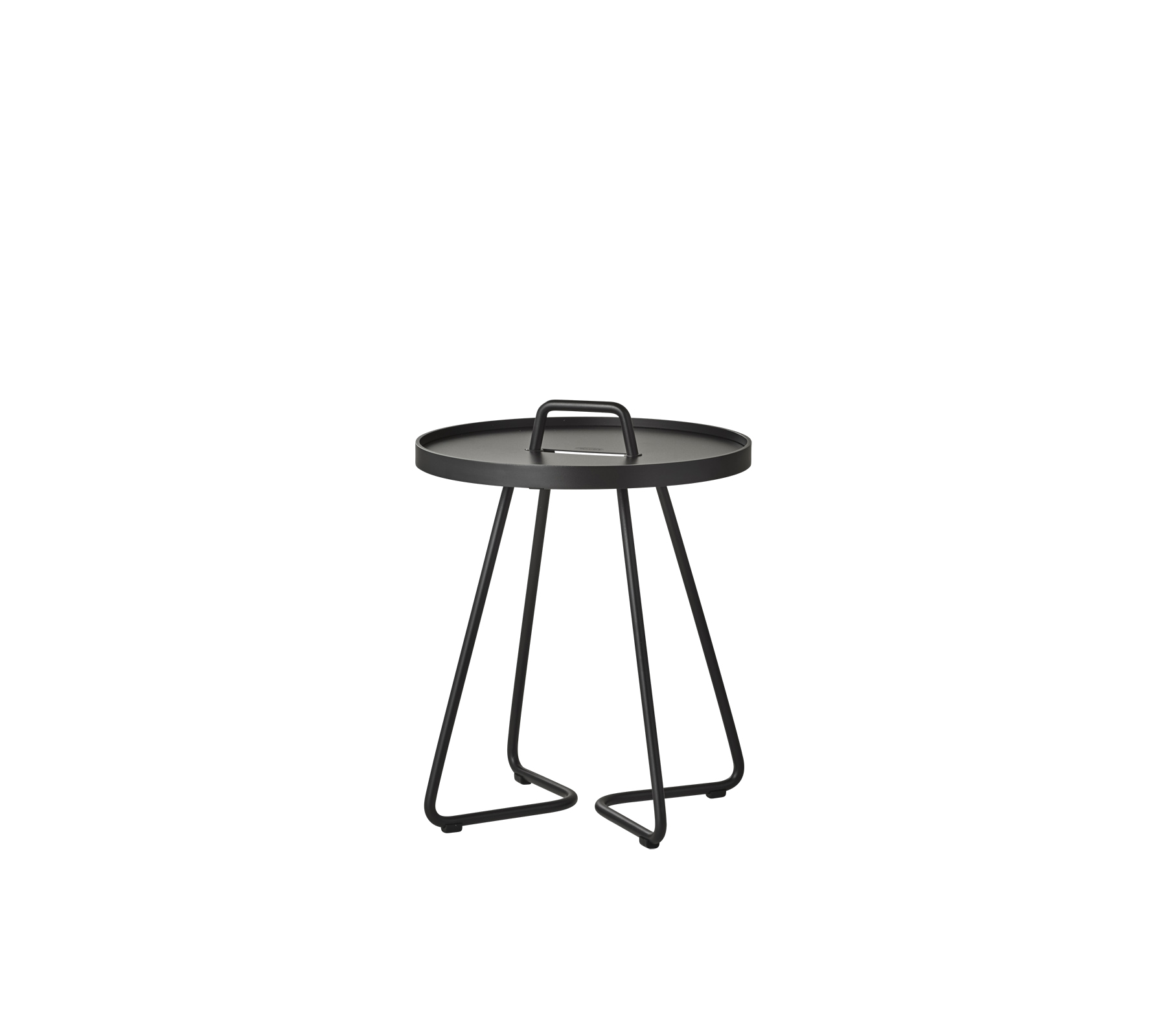 Table ronde noire au design épuré et avec une poignée, dotée de quatre pieds inclinés pour la stabilité. Idéale pour des environnements modernes.