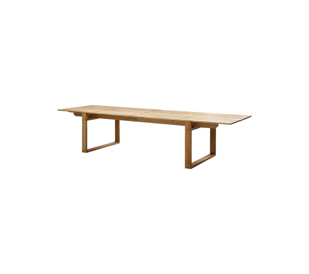 Une grande table en bois avec une surface lisse et des pieds solides, idéale pour les rassemblements et les repas en commun.