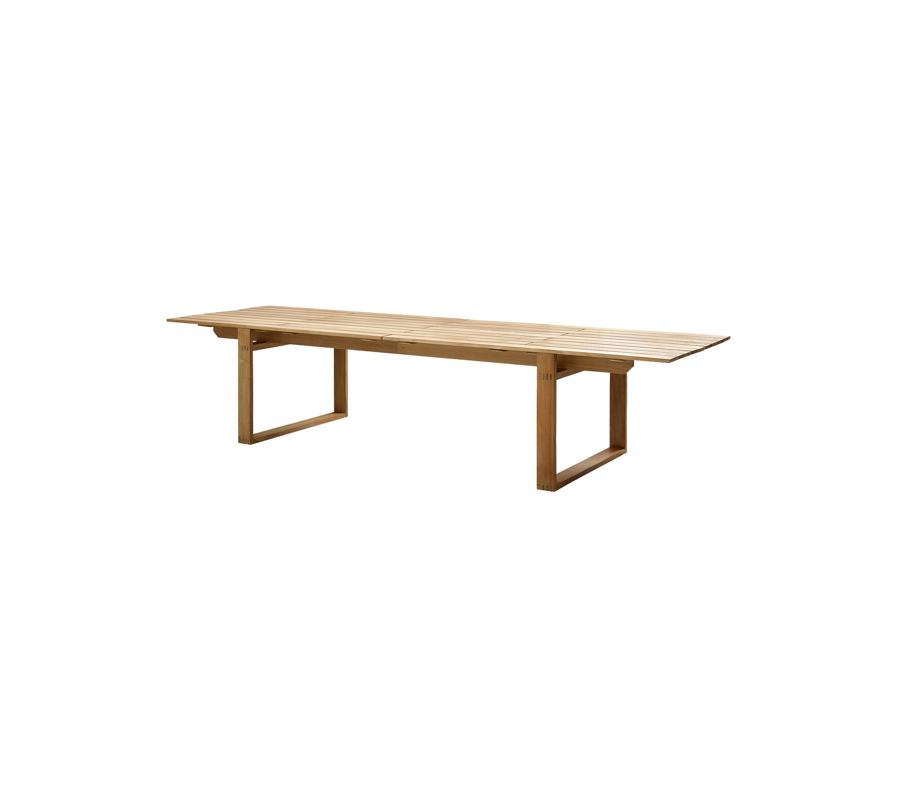 Une grande table en bois avec une surface lisse et des pieds solides, idéale pour les rassemblements et les repas en commun.
