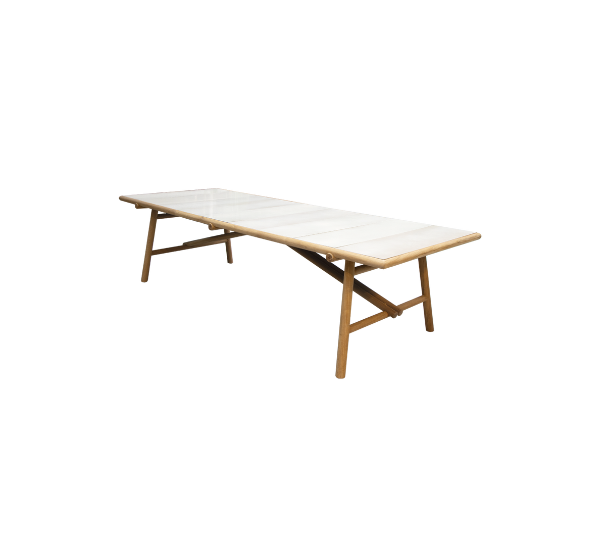 Une longue table élégante avec un plateau clair et des pieds en bois, conçue pour la polyvalence et le style dans divers environnements.
