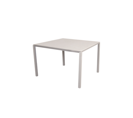 Table carrée avec un design élégant et minimaliste, dotée d'une surface plane et de quatre pieds robustes, adaptée à divers environnements.